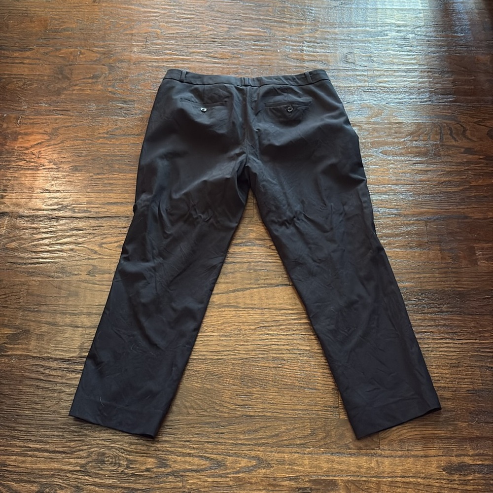 Banana Republic Avery Women’s Black Cropped Dress Pants
12 - Picture 2 of 5